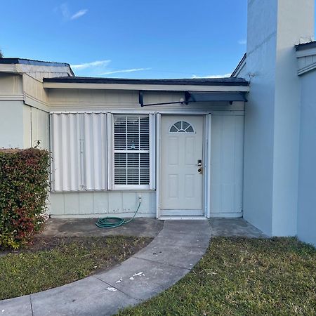 Private Queen Bedroom C Shared Common Spaces Fort Pierce Luaran gambar