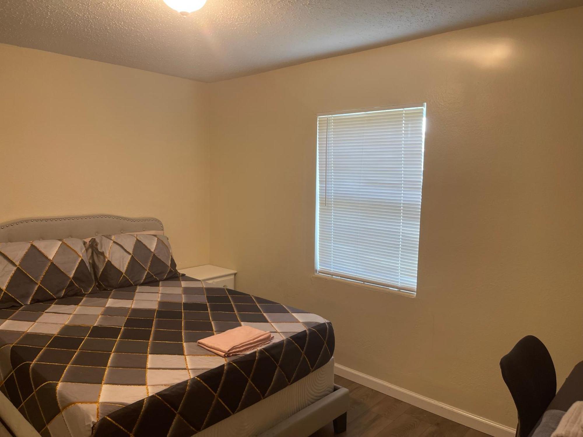 Private Queen Bedroom C Shared Common Spaces Fort Pierce Luaran gambar
